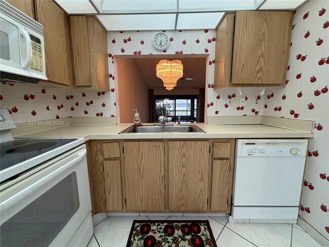 Foto del edificio - 6453 Pinehurst Cir