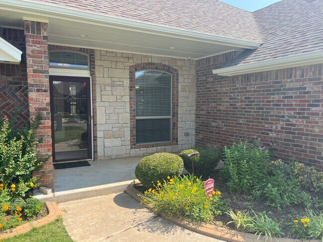 Building Photo - Great Location in Yukon! Huge open floor p...