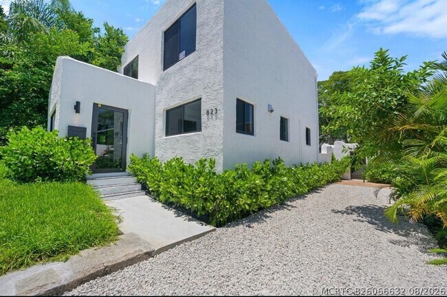 Building Photo - 823 33rd St