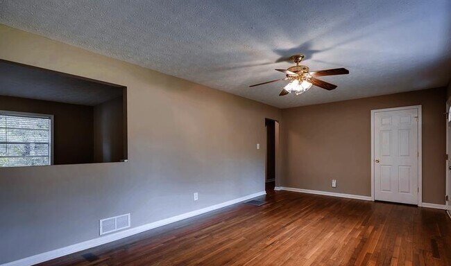 Building Photo - 1335 Laverte Cir SW