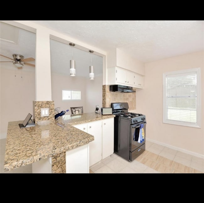 Building Photo - 5005 Holloway Dr