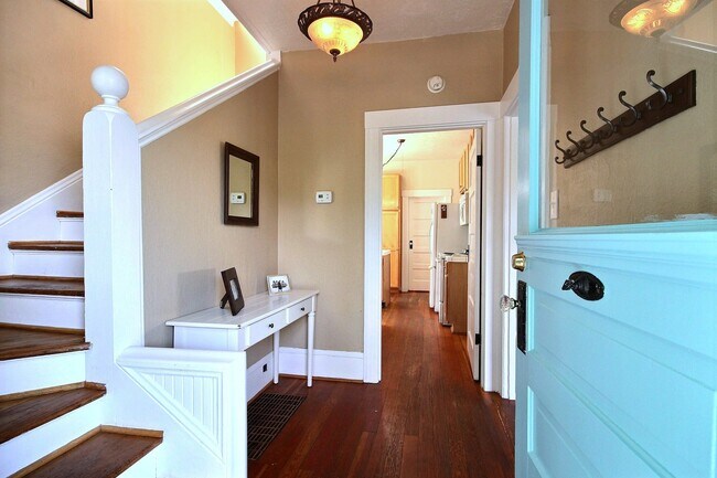 Foto del edificio - Charming Victorian home with private driveway