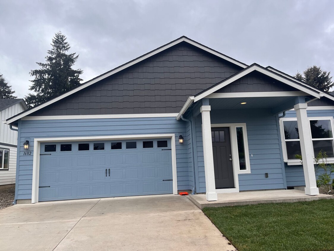 Primary Photo - Brand New River Road area home