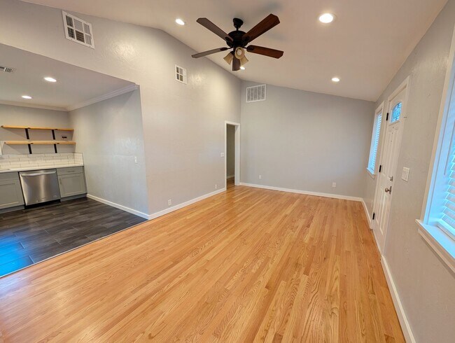 Foto del edificio - Gorgeous Updated Home in Yukon