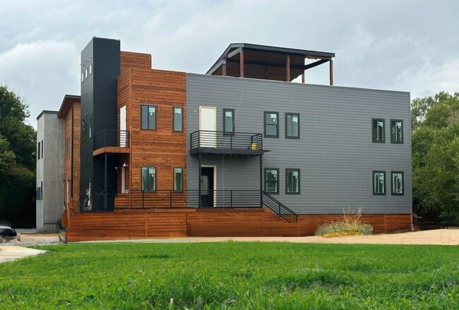 Building Photo - 611 Sturgeon Dr