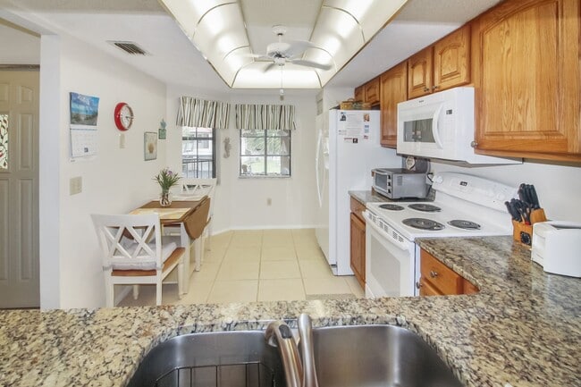 Building Photo - Seasonal Condo for Rent in Pine Hollow