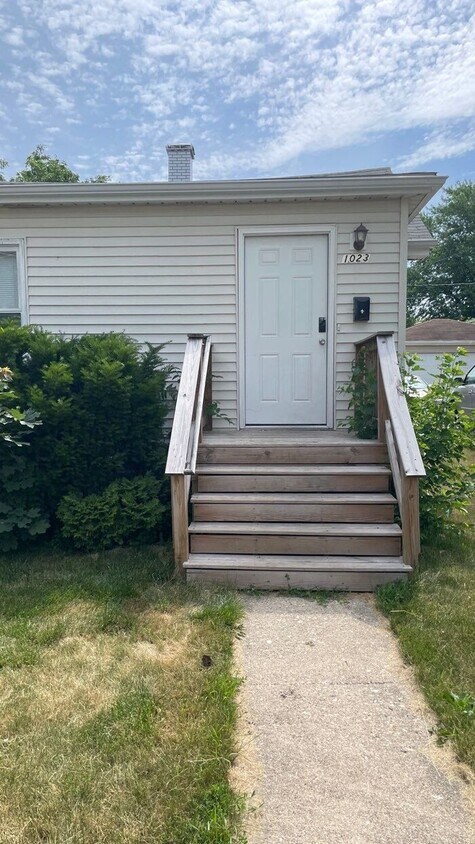 Primary Photo - AVAILABLE NOW! - 1023 N ELMWOOD AVE, WAUKE...