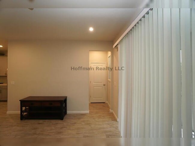 Building Photo - Modern 3BR/2.5BA Townhome with 2-Car Garag...