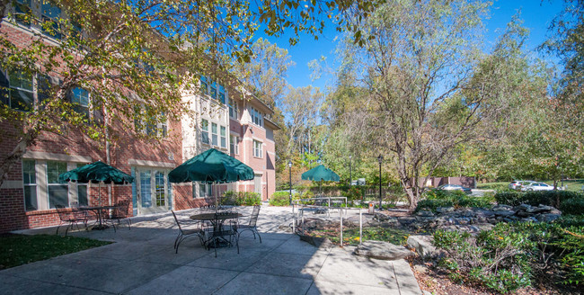 Patio al aire libre - Victory Terrace Senior Residences