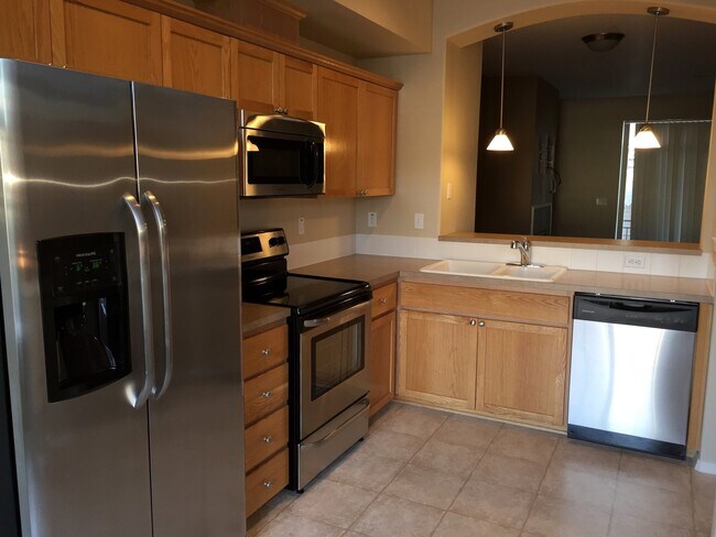 Foto del edificio - $500 off first full month! 3 Level Town Ho...