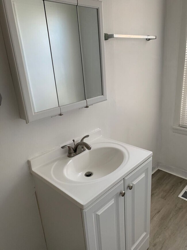 Building Photo - Newly Renovated 3 Bedroom House