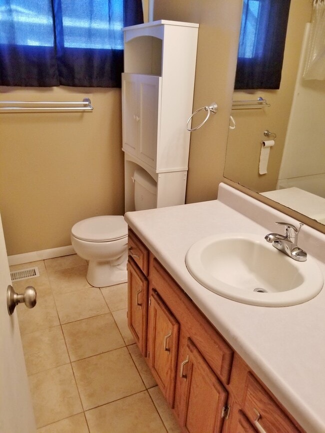 Building Photo - Big, nice ranch style home near major Tope...