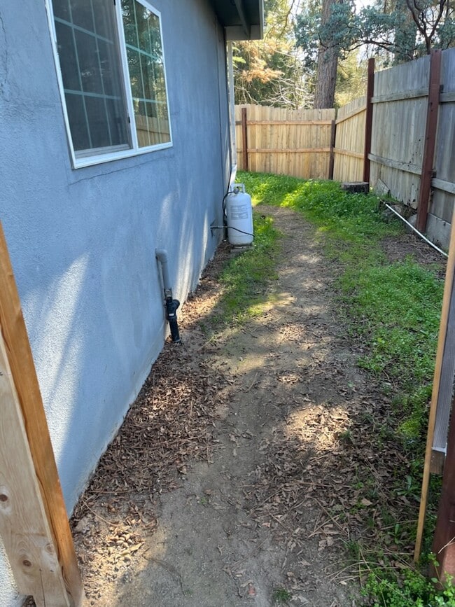 Building Photo - 49650 Pierce Dr