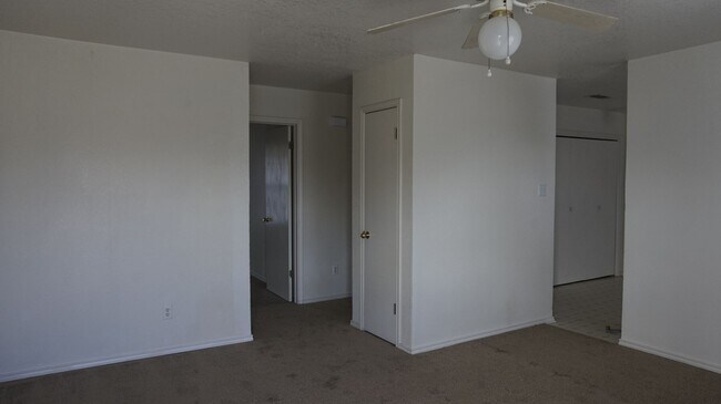 Foto del edificio - 1801 Cedarhill Dr