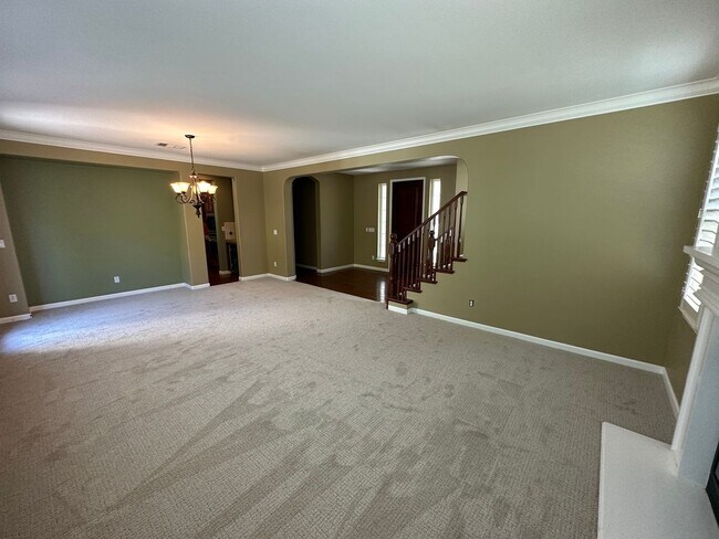 Building Photo - Beautiful 4 Bedroom 4 Bathroom Spacious Ho...