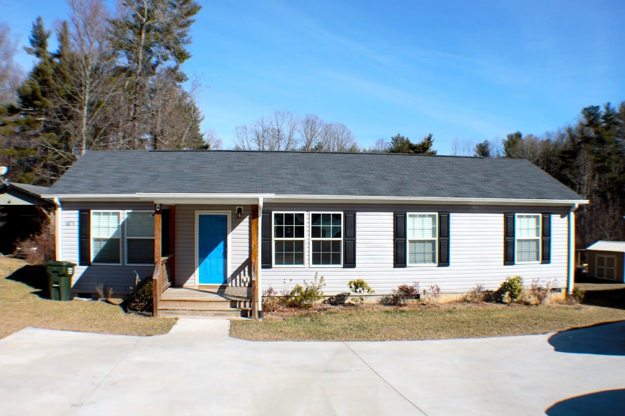 3 bedroom 2 bathroom home. Room for Rent in Flat Rock, NC