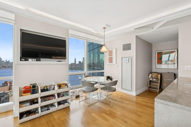 Building Photo - 77 Hudson St