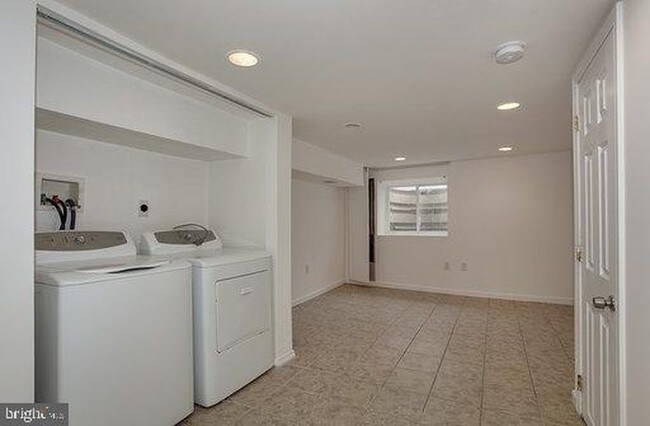 Building Photo - 2256 N Sydenham St