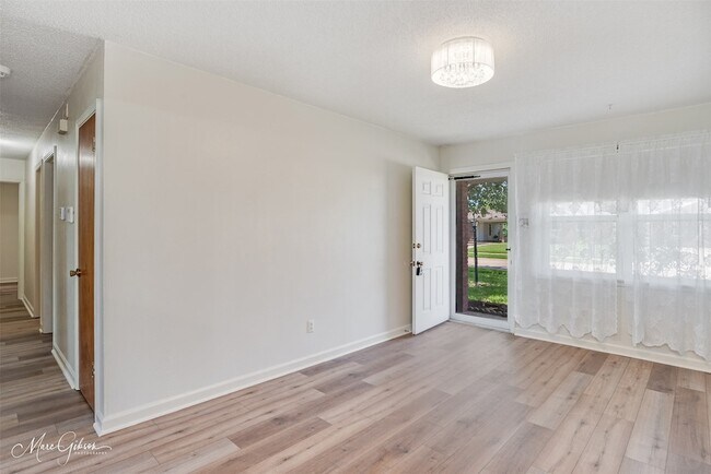 Building Photo - 1202 Wisteria St