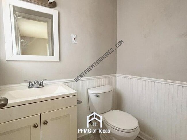 Building Photo - 1000 Lessel Dr