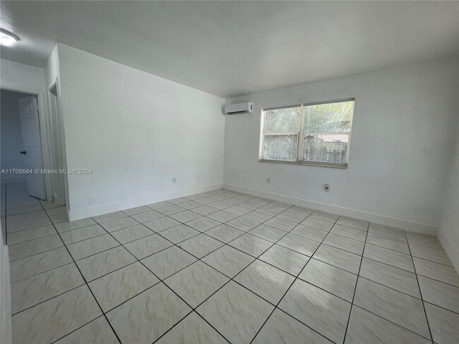 Foto del edificio - 1372 NE 149th St