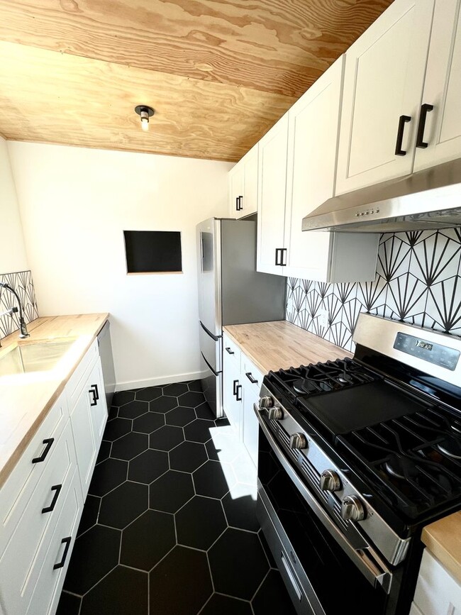 Building Photo - 3116 Chaucer St
