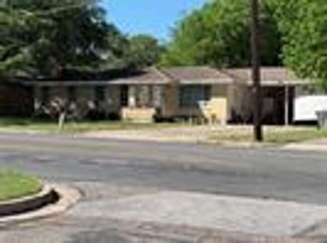 Building Photo - 2408 Lake Air Dr