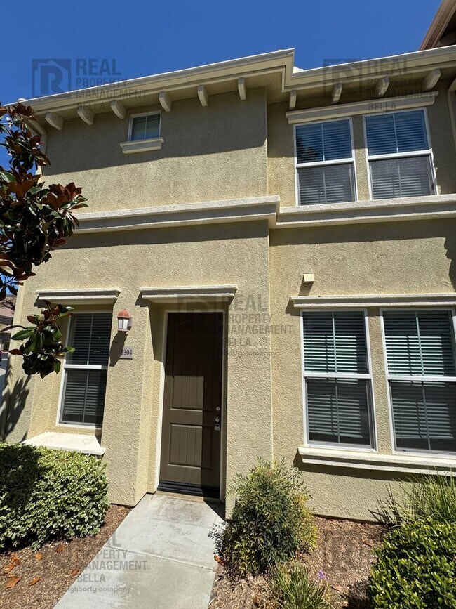 Foto del edificio - Resort-Style Living Awaits in This Spacious Canyon Hills 3-Bedroom Condo