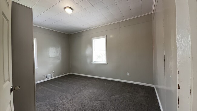 Building Photo - 1521 E Kirby Ave