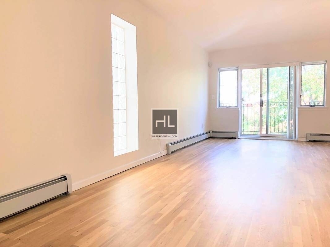 Building Photo - Sunny Split Level Two Bedroom
