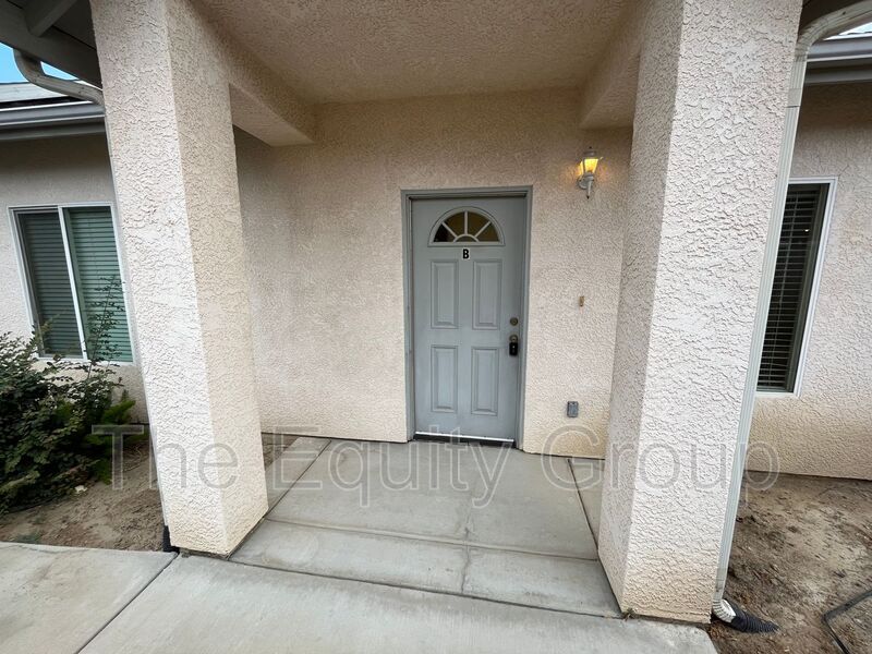 1323 S Crowe St Unit B, Visalia, CA 93277 Condo for Rent in Visalia, CA