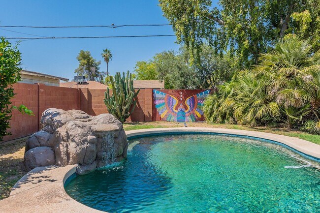 Building Photo - Stunning Remodeled 3 Bed 2 Ba with Pool