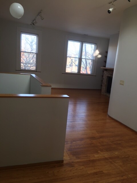 Living - 949 W Webster Ave
