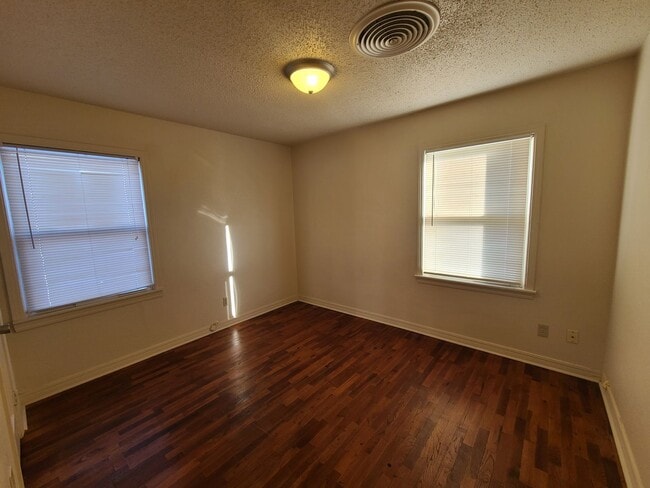 Building Photo - Great spacious 3 bedroom 2 bath in Wolflin!