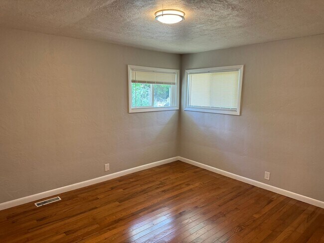 Building Photo - Charming 3 Bedroom / 2 Bathroom Home Locat...
