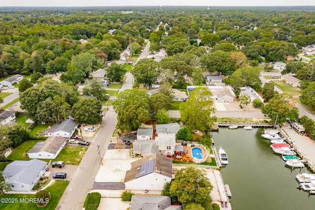 Building Photo - 410 Hemlock Dr