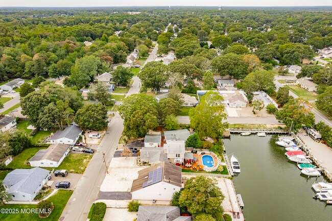 Foto del edificio - 410 Hemlock Dr