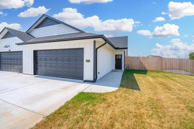 Building Photo - Town Home with 2 Car Garage - Pets Welcome