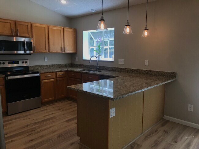 Kitchen - 760 Riviera Dr NE