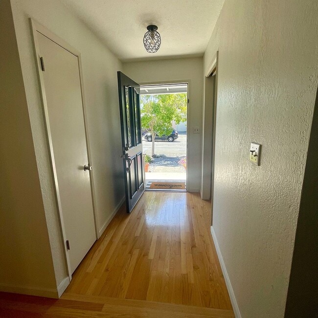 Foto del edificio - 5617 Dupont Dr