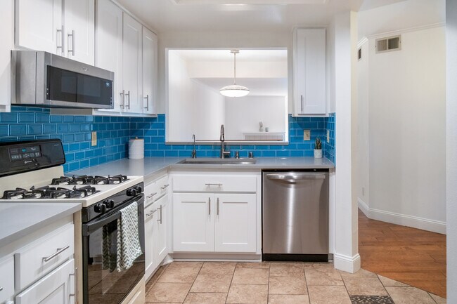Updated kitchen - 6638 Clybourn Ave