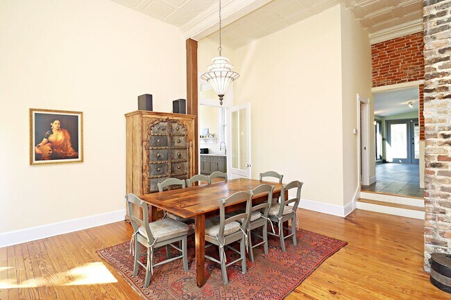 Foto del edificio - Beautifully Restored Ivy Residence, Fully Furnished with Utilities Included