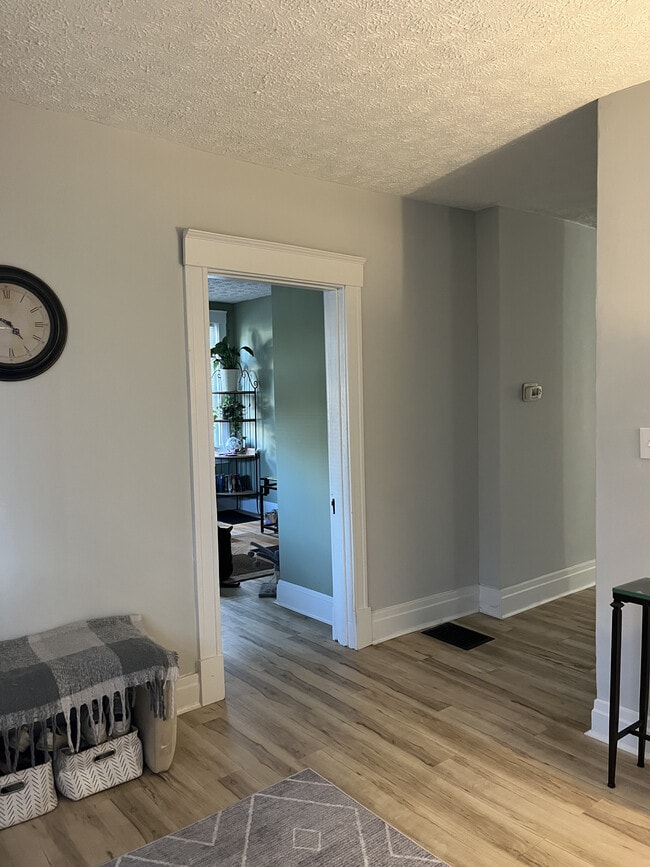 Foyer 2 - 3819 Applegate Ave