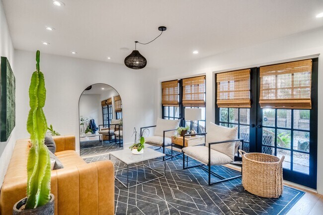 Building Photo - Exquisite 3 bedroom 2.5 bath two-story Executive Condo in Winter Park with 2-Car Garage