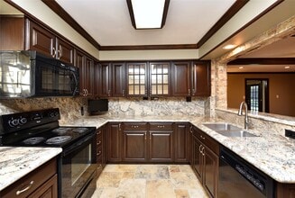 Building Photo - 2802 S Doral Dr