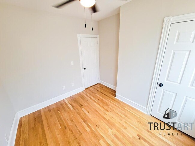 Foto del edificio - 3 bedroom house in Port Richmond