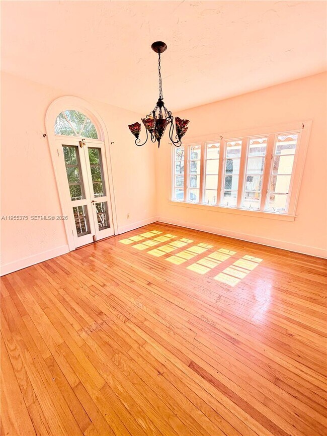 Foto del edificio - 1306 Madrid St