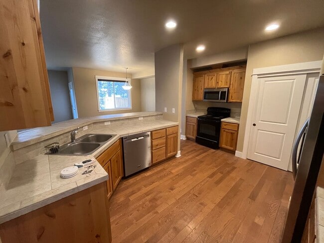 Building Photo - Beautiful 3-bdr with double car garage in desirable Timber Creek Community!