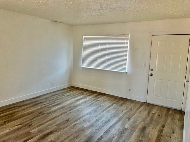 Building Photo - 610 S 200 E