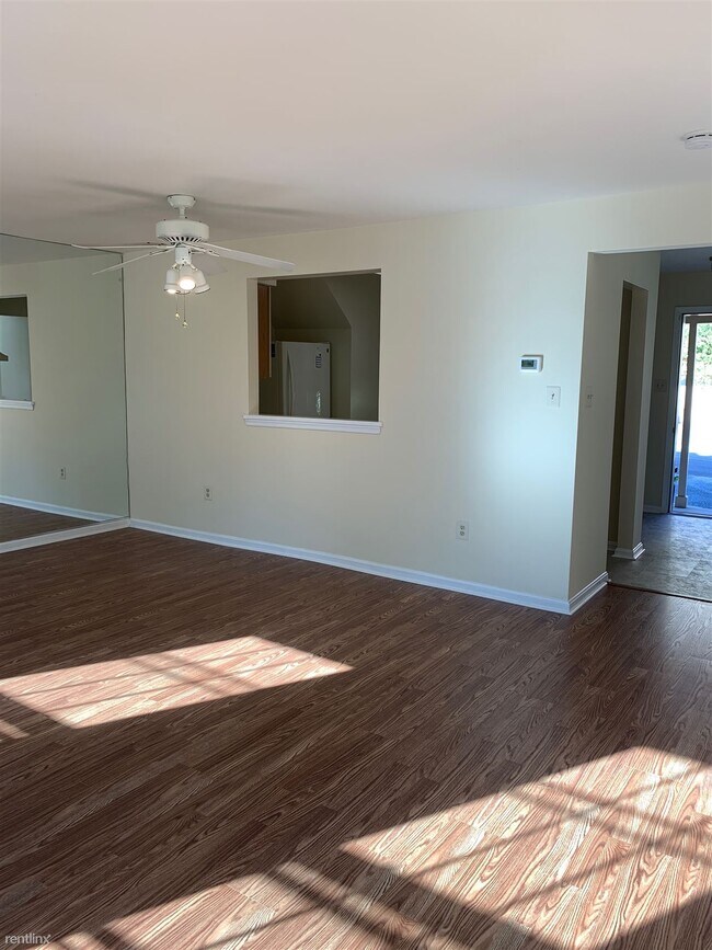 Building Photo - 2 br, 1.5 bath Townhome - 11118 Cedarwood Dr